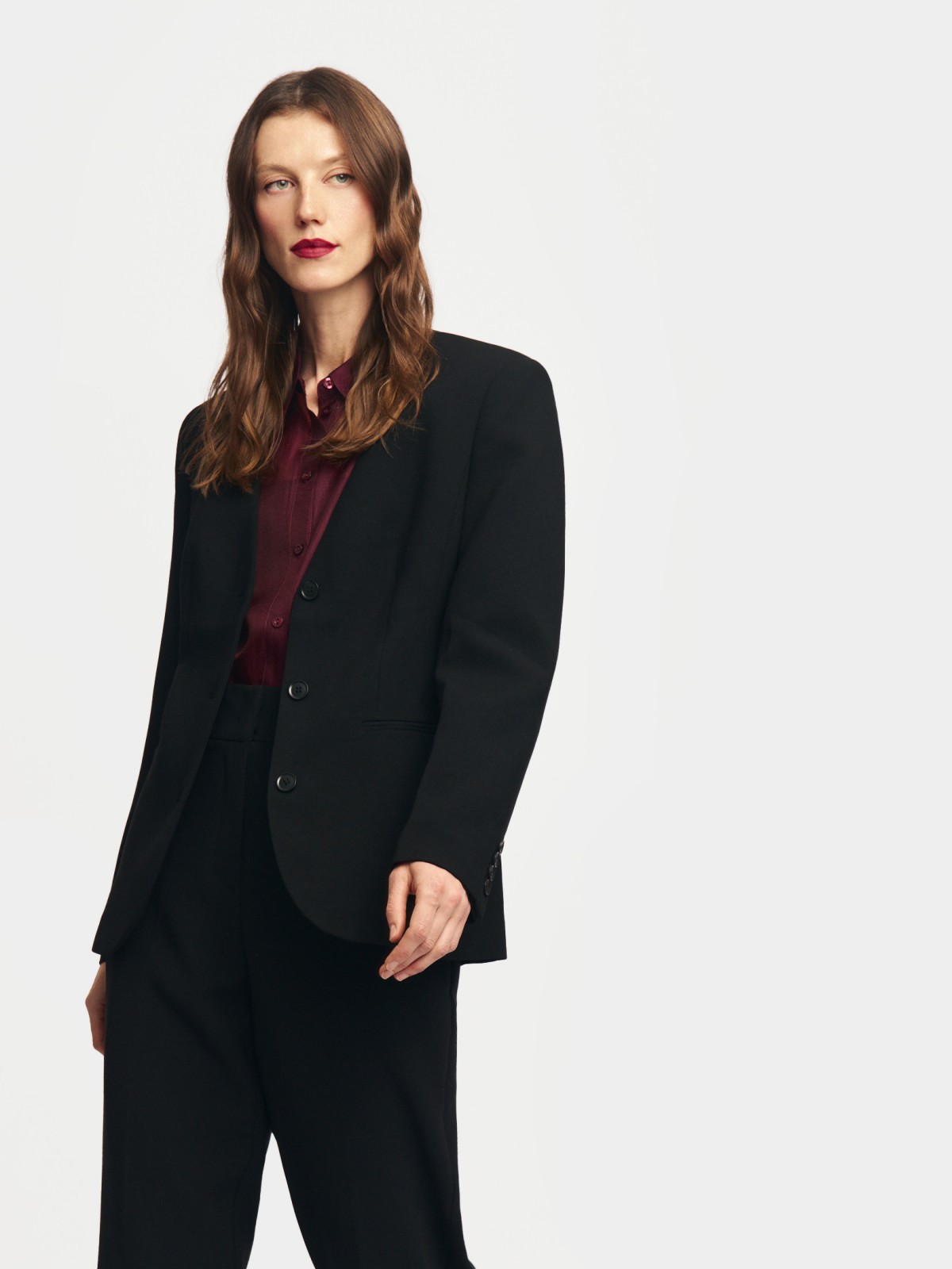 Однобортный жакет прилегающего силуэта на пуговицах