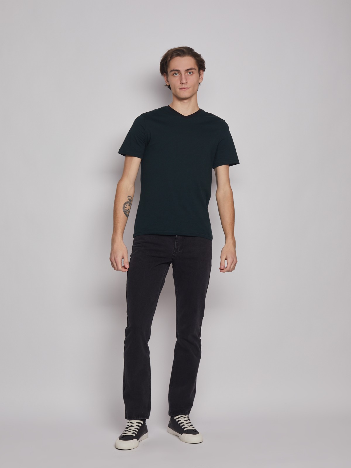 Футболка с треугольным вырезом