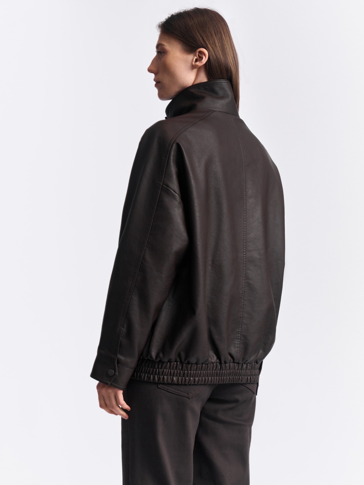 Короткая куртка-бомбер из экокожи с воротником