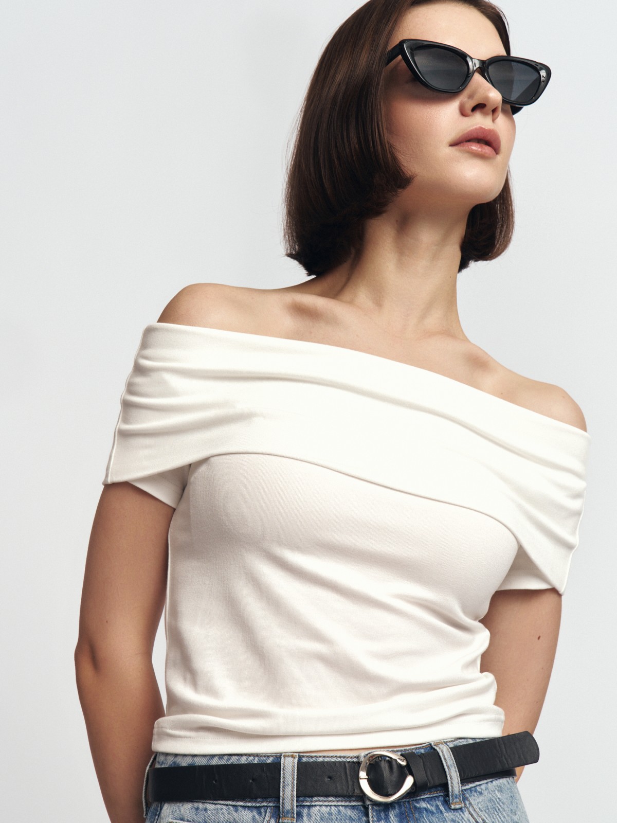 Трикотажный топ с открытыми плечами