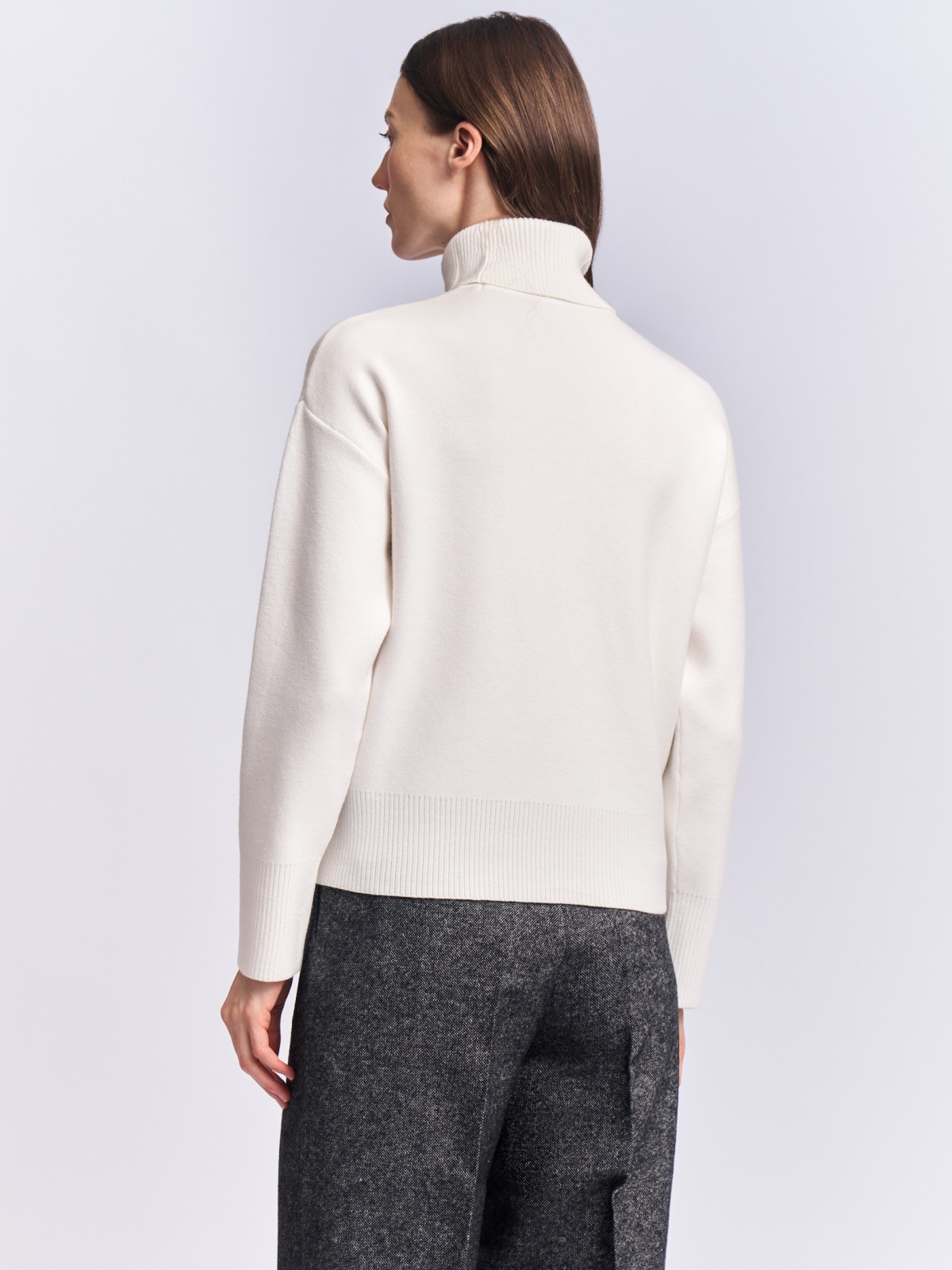 Трикотажный свитер с горлом