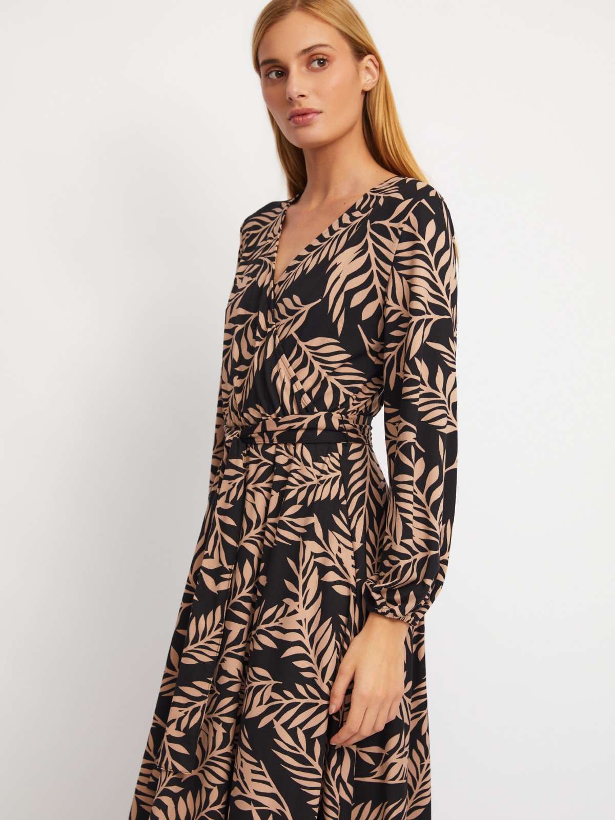 Платье длины миди с вырезом на запах и растительным принтом zolla 024118162433, цвет черный, размер S - фото 4
