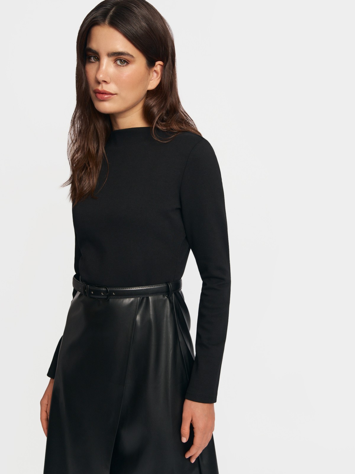 Комбинированное платье миди с запахом и поясом