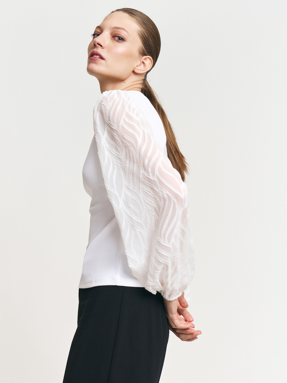 Трикотажный топ-блузка с акцентными рукавами