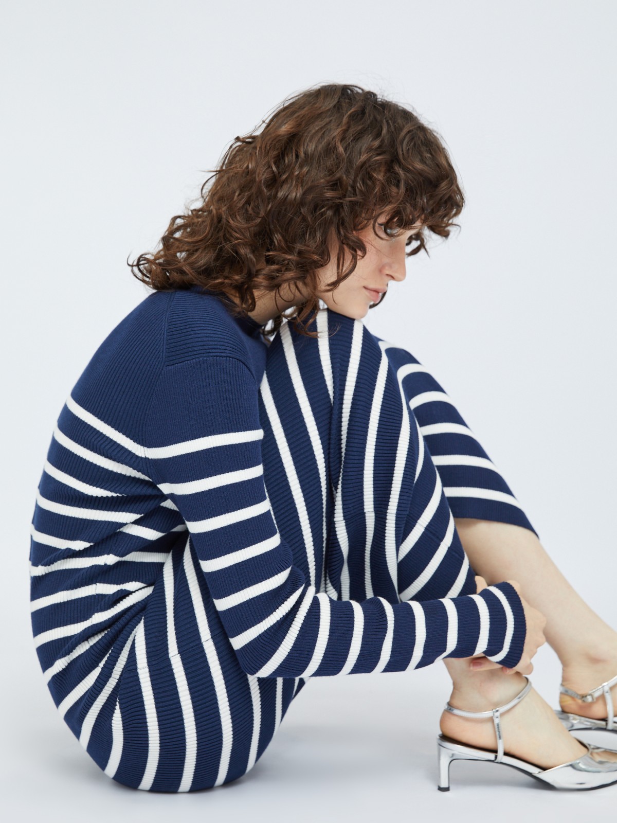 Облегающее платье длины миди с узором в полоску