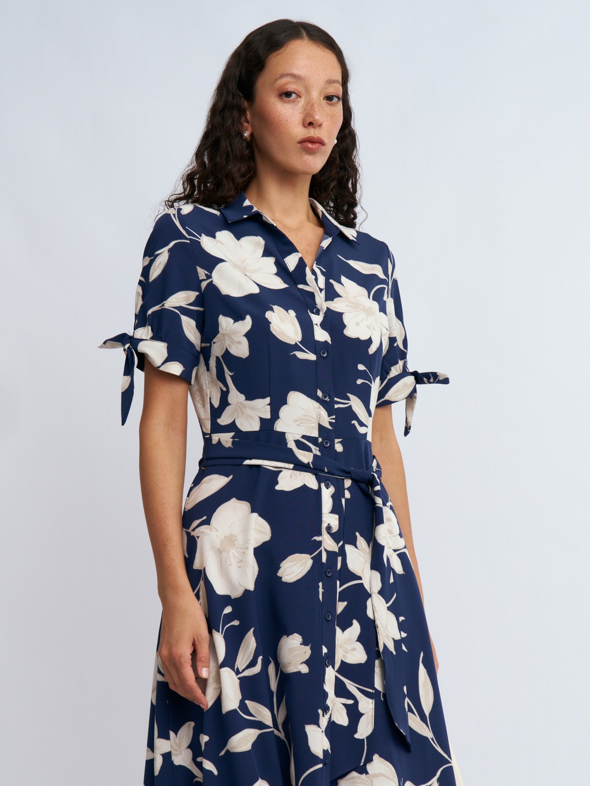Платье-рубашка длины миди с поясом и принтом