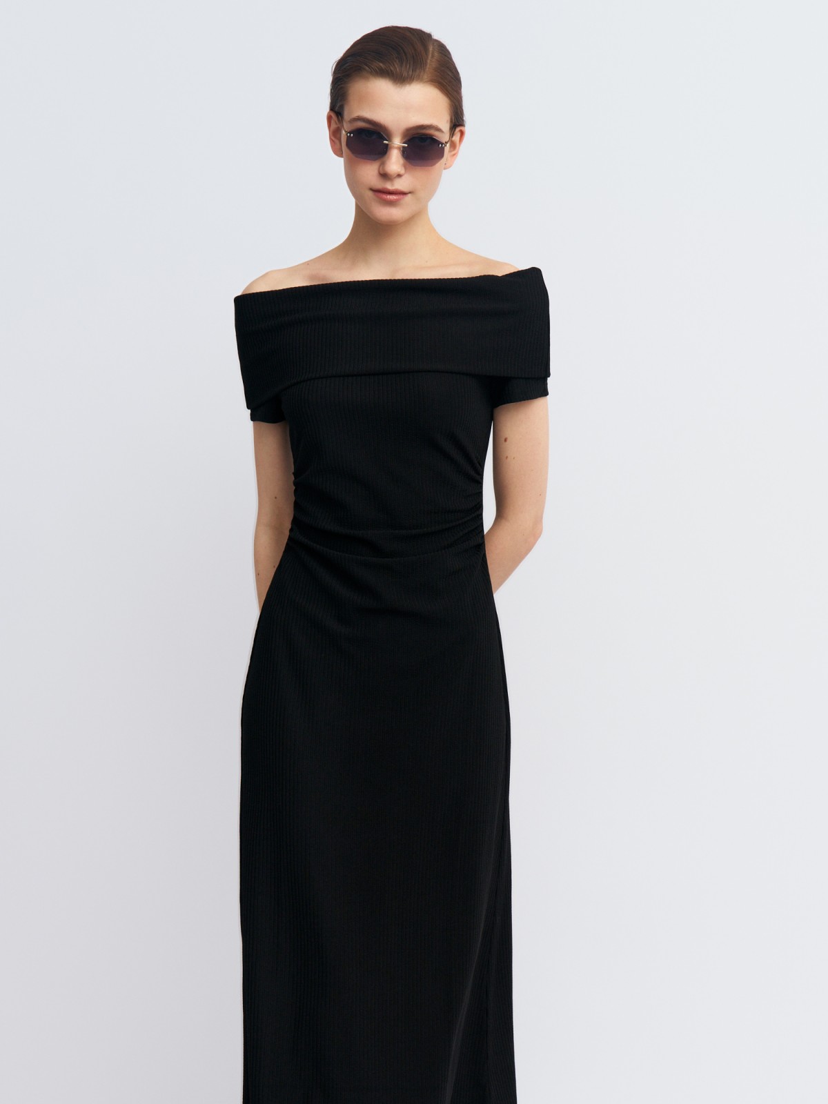 Трикотажное платье лапша с открытыми плечами