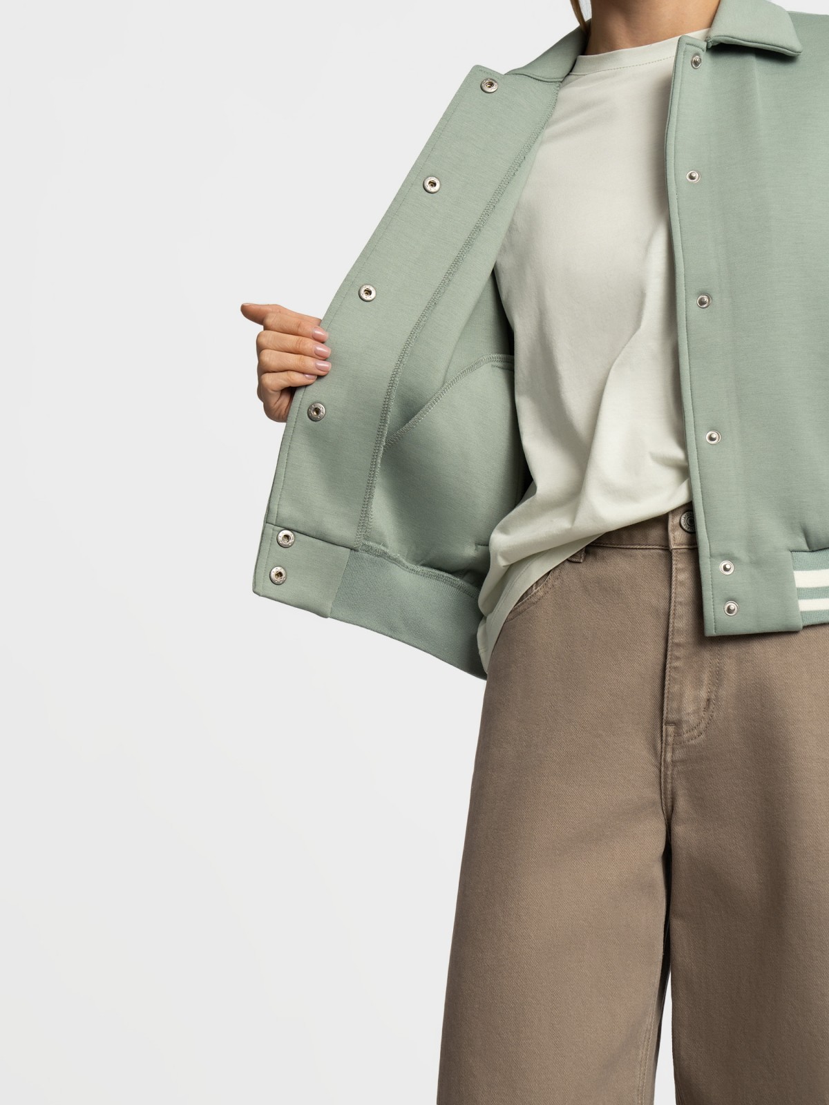 Трикотажный бомбер с воротником