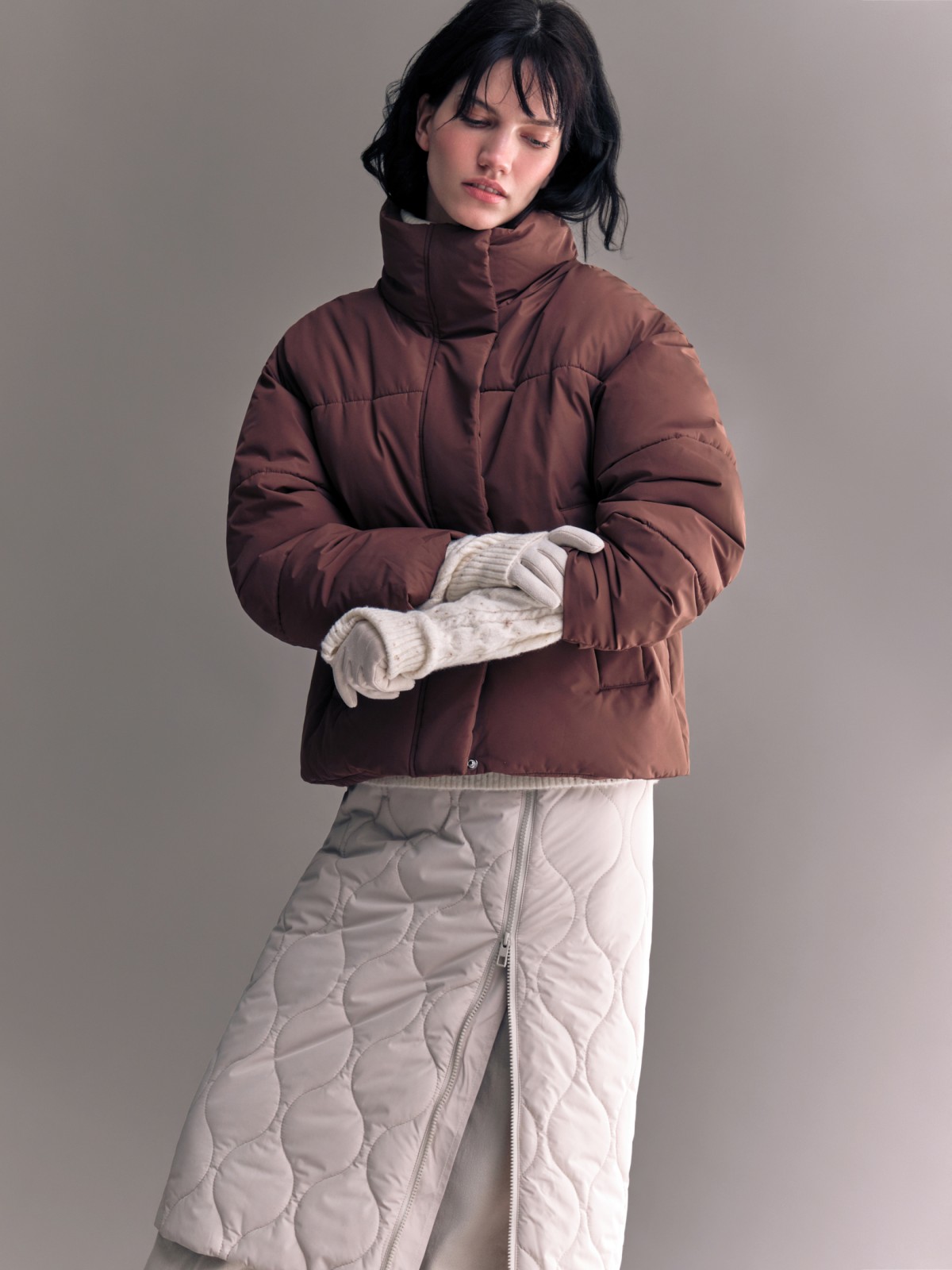 Короткая куртка с высоким воротником