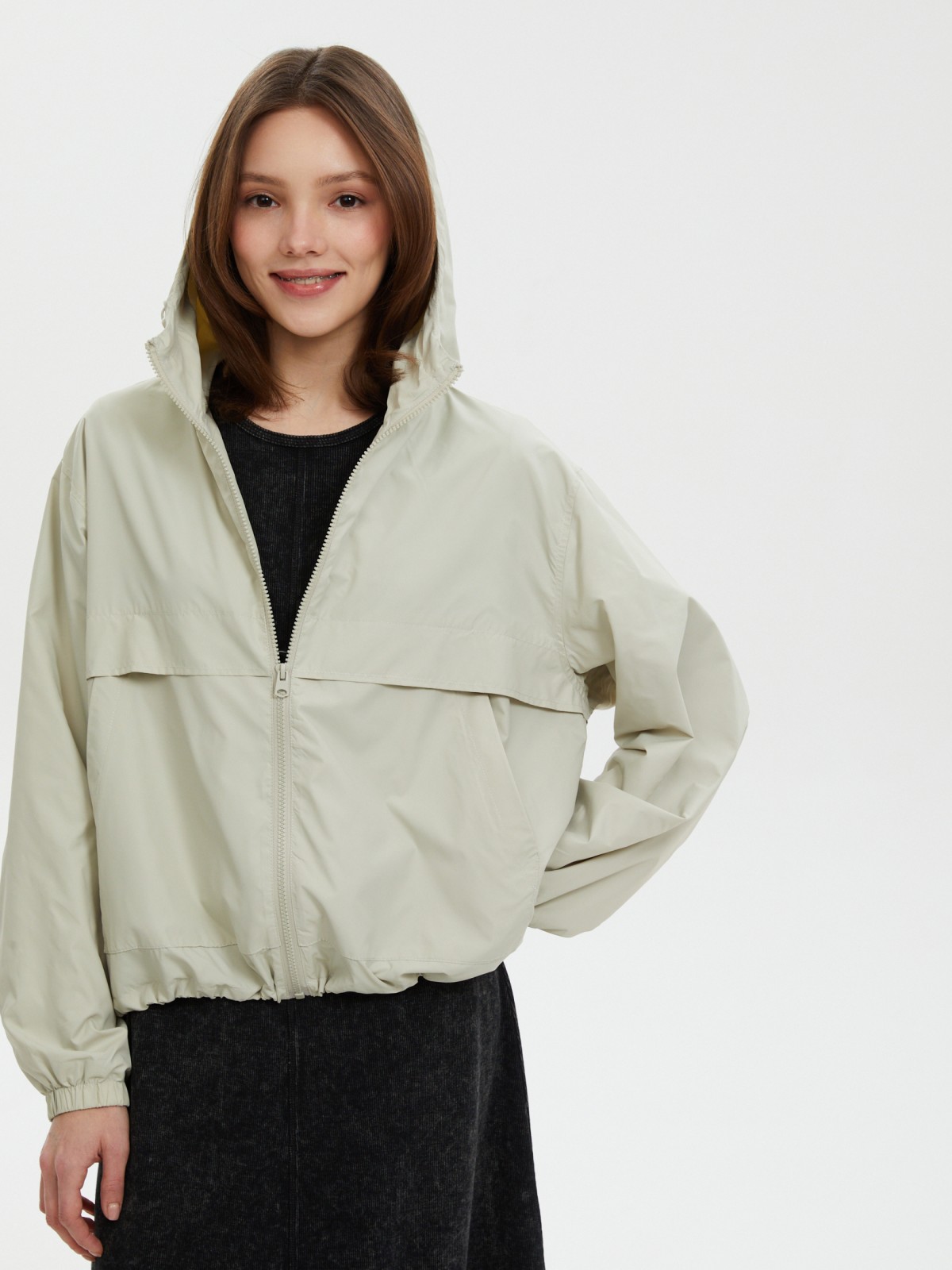 Куртка-ветровка с капюшоном без утеплителя