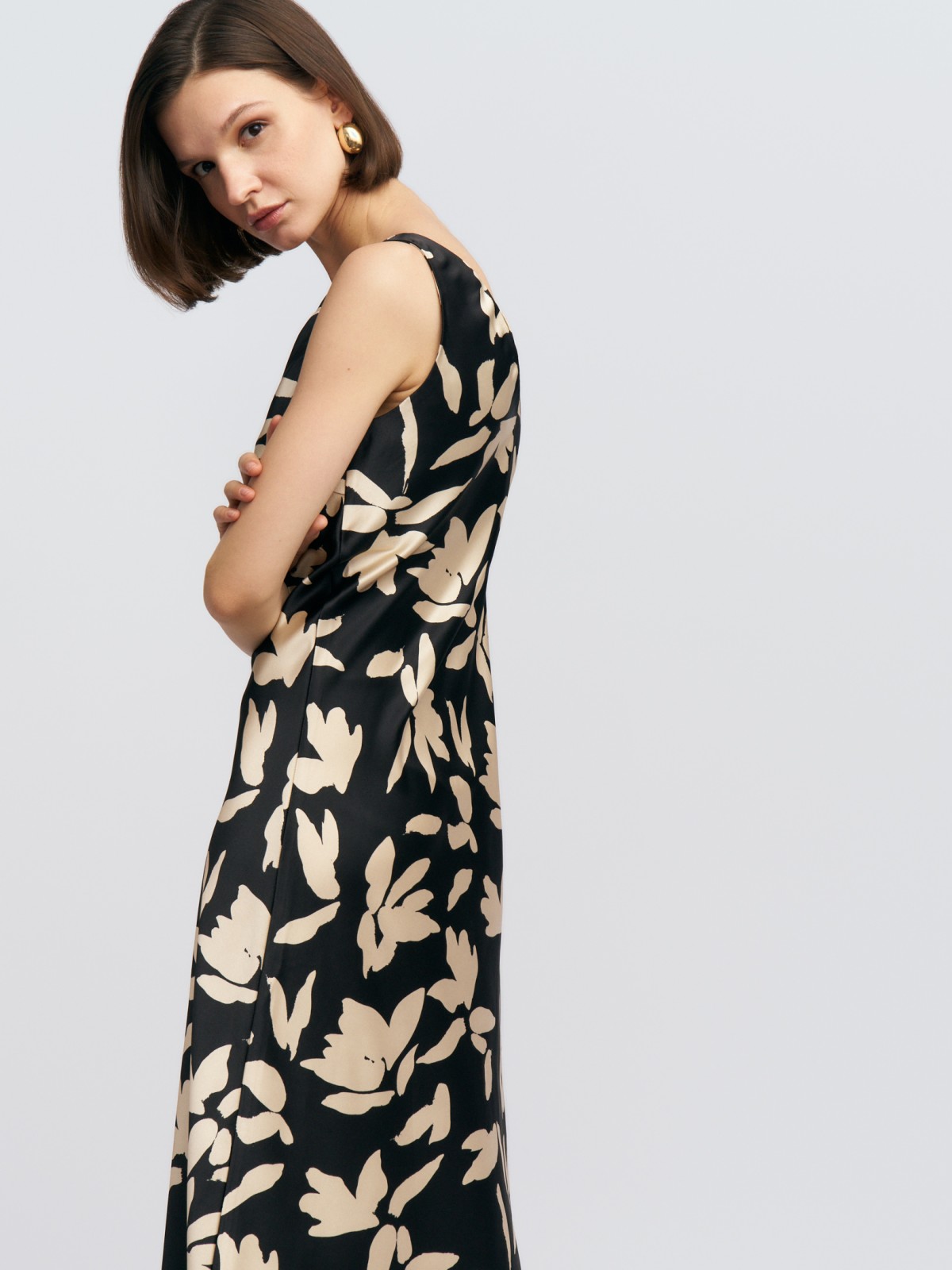 Атласное платье-комбинация миди с вырезом