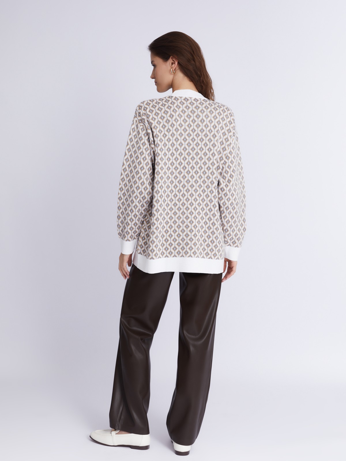 Объёмный кардиган на пуговицах из вязаного трикотажа с узором