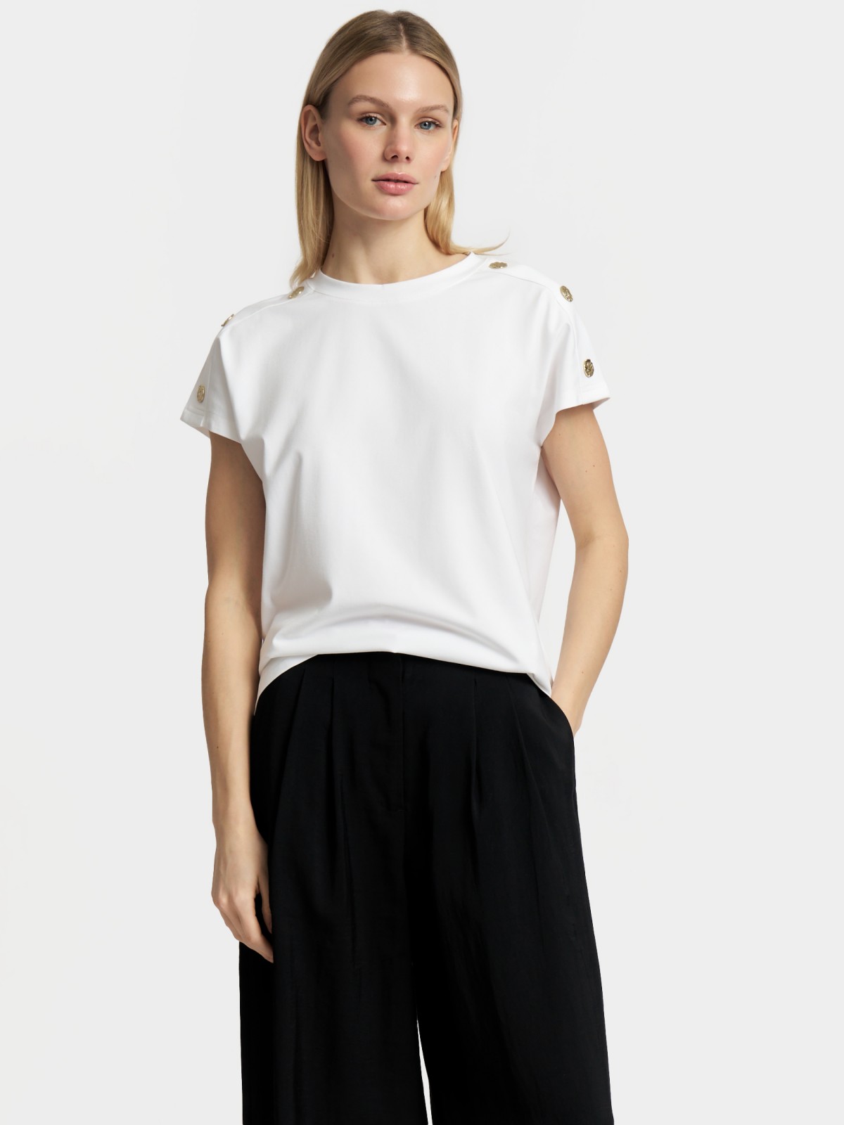 Футболка с металлическим декором