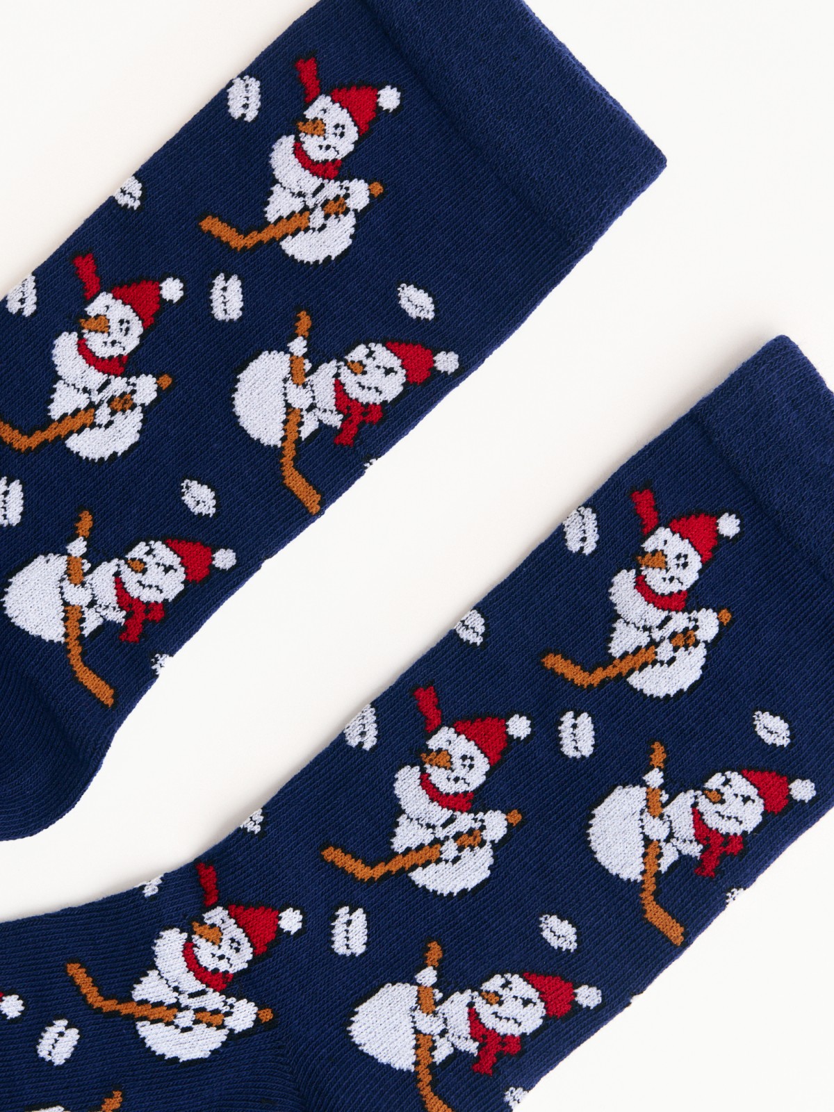 Высокие носки с новогодним узором