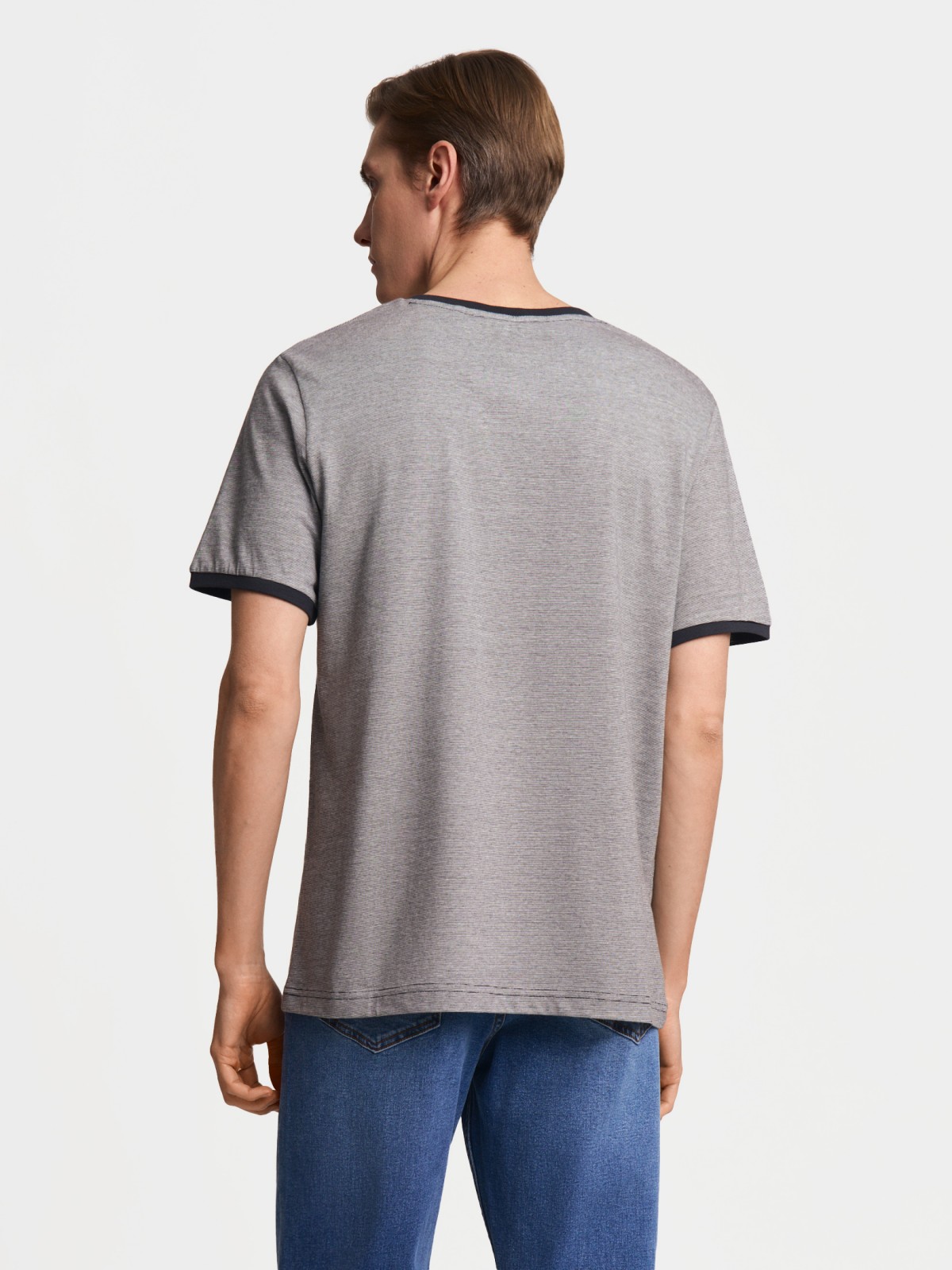 Футболка из хлопка с треугольным вырезом