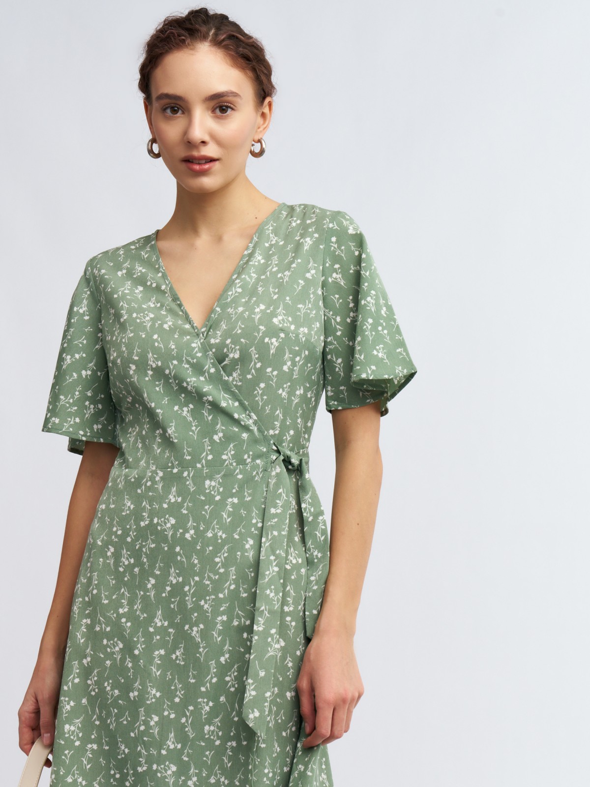 Платье миди с запахом и цветочным принтом