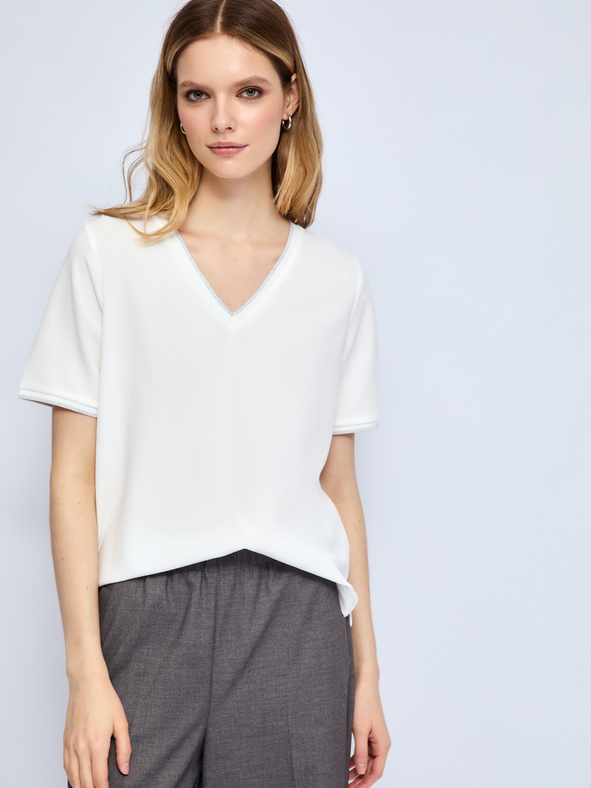 Блузка-футболка с V-образным вырезом