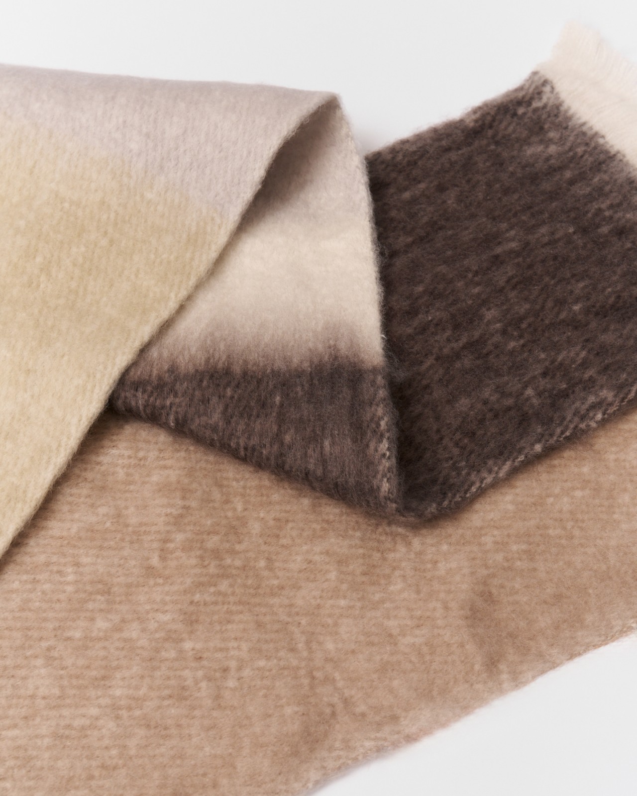 Тёплый шарф с короткой бахромой