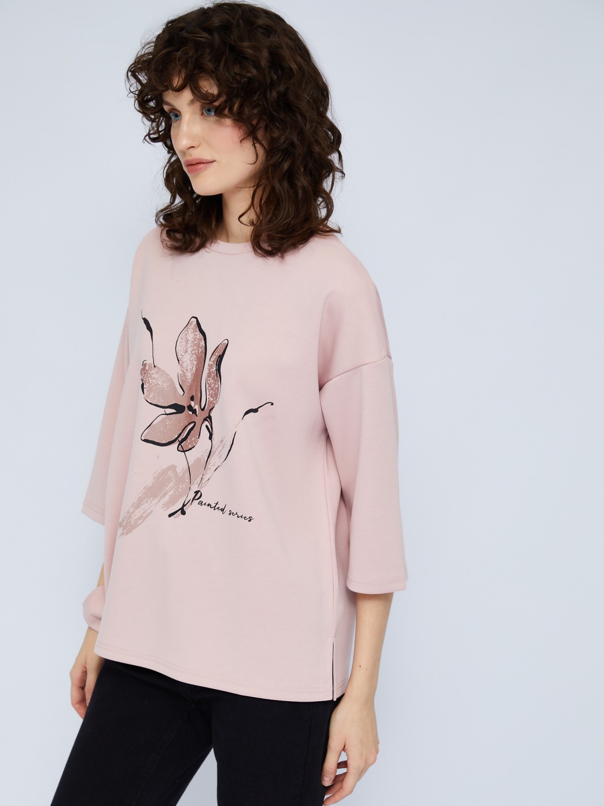 Свитшот оверсайз силуэта с укороченными рукавами и принтом