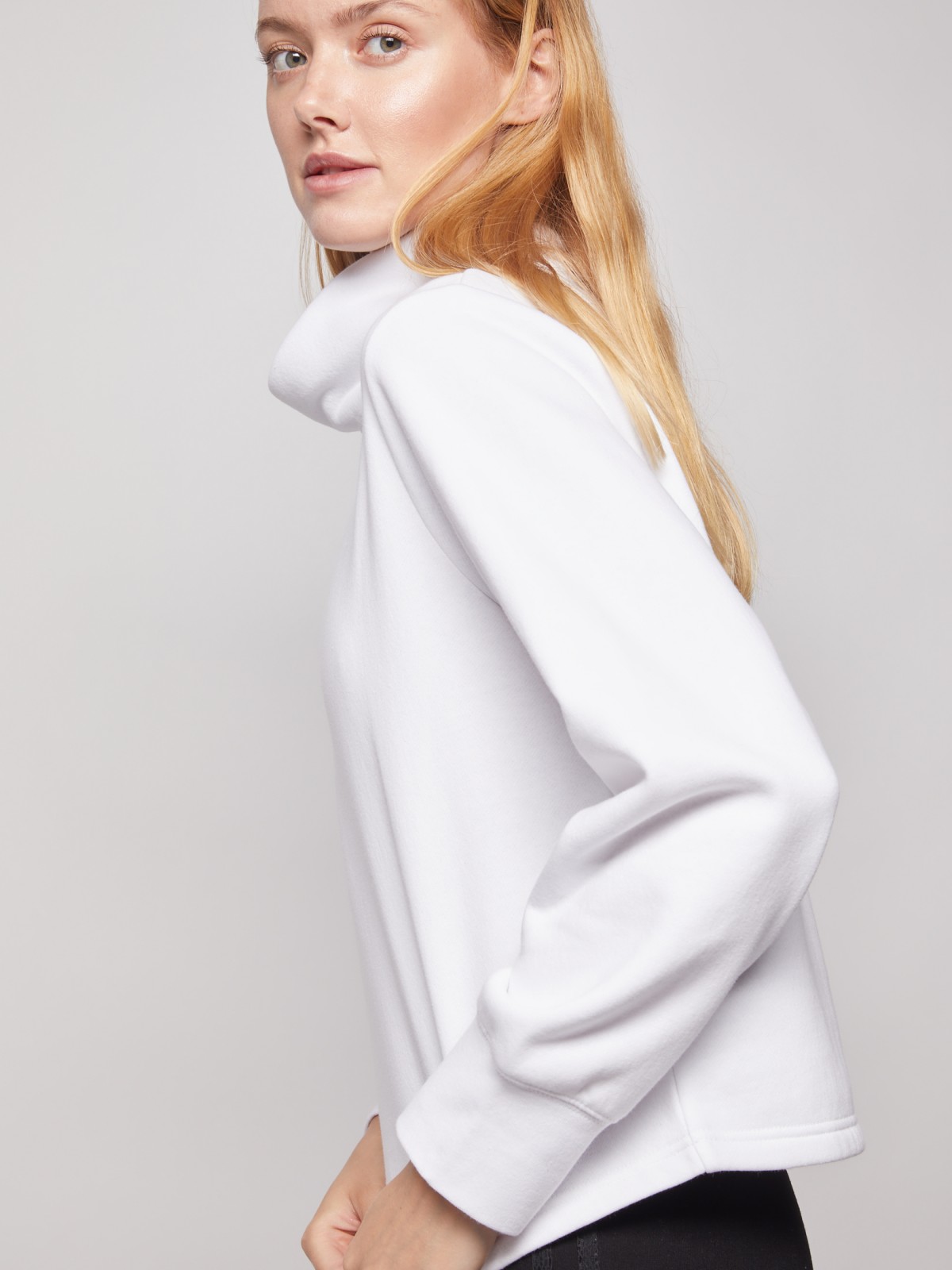 Свитшот с воротником-гольф