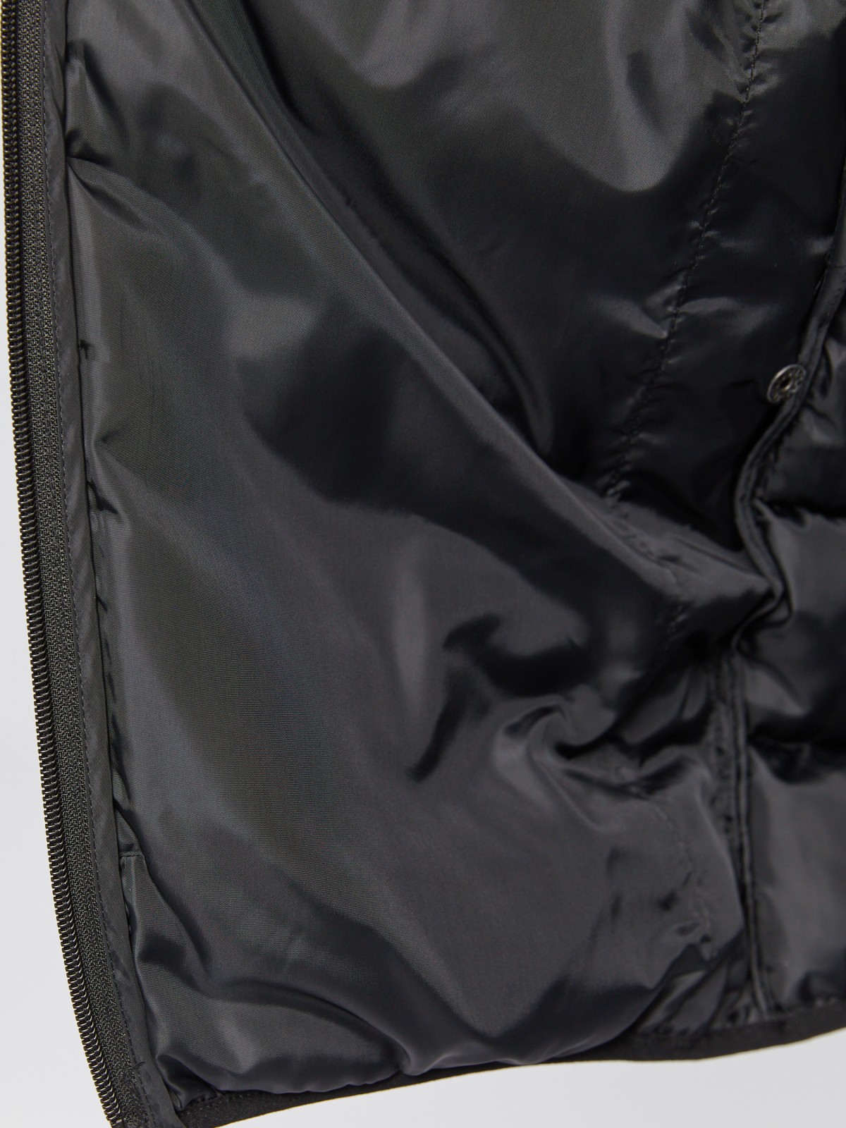 Лёгкая утеплённая стёганая куртка на молнии с капюшоном Лёгкая утеплённая стёганая куртка на молнии с капюшоном