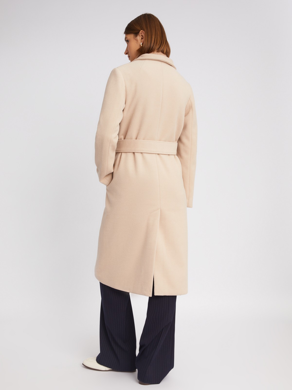 Длинное пальто без утеплителя на пуговицах с воротником на запах и поясом