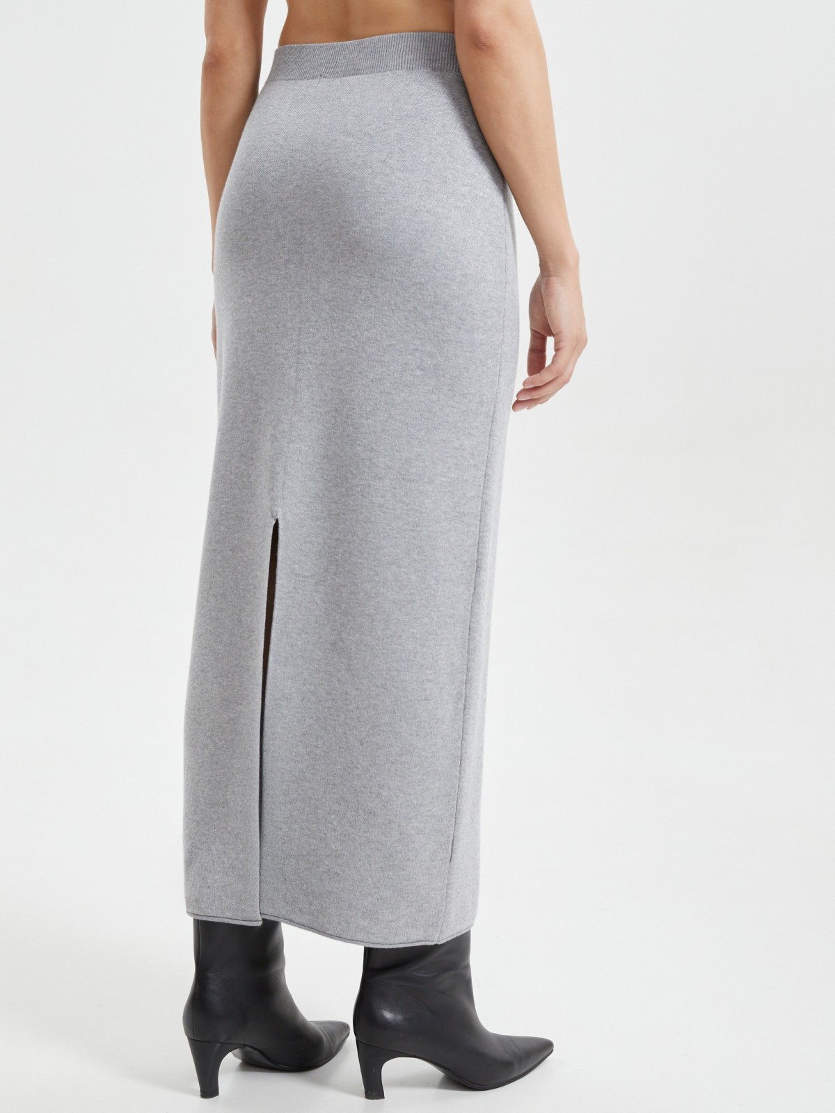 Трикотажная юбка миди с разрезом