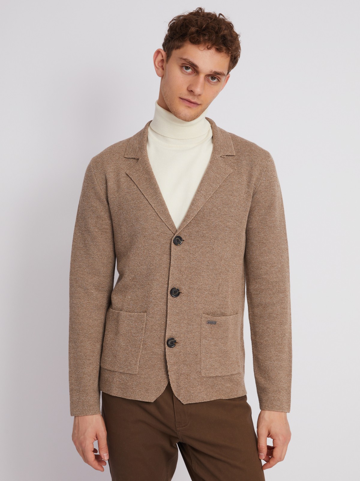 Вязаный кардиган на пуговицах с воротником и накладными карманами