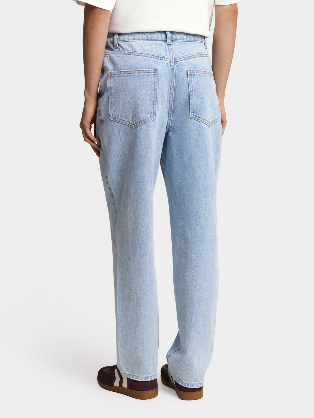 Джинсы силуэта Mom с высокой посадкой