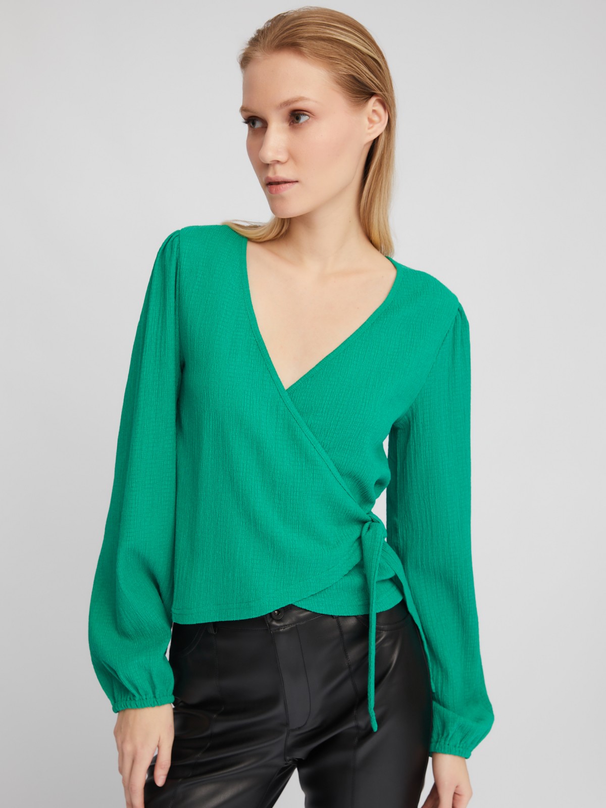 Укороченный топ-блузка на запах с объёмным рукавом zolla 024111162201, цвет зеленый, размер XS - фото 3