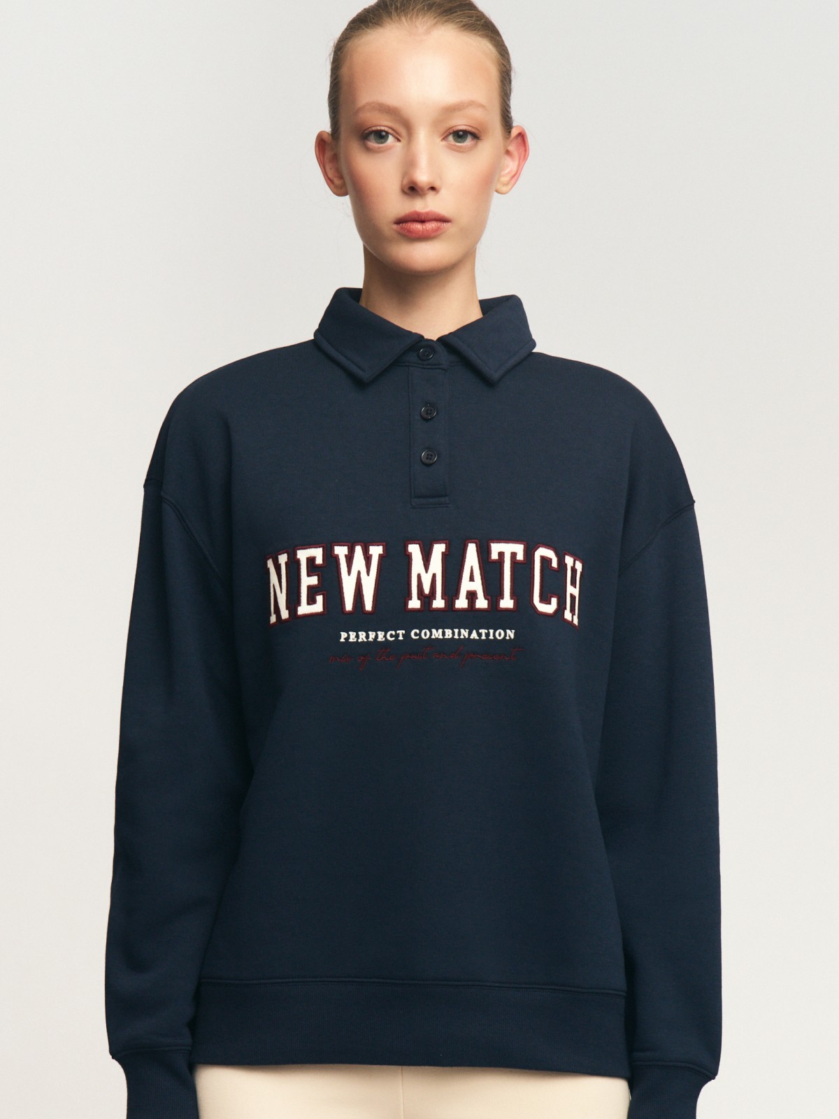 Утеплённый свитшот с воротником поло и надписью