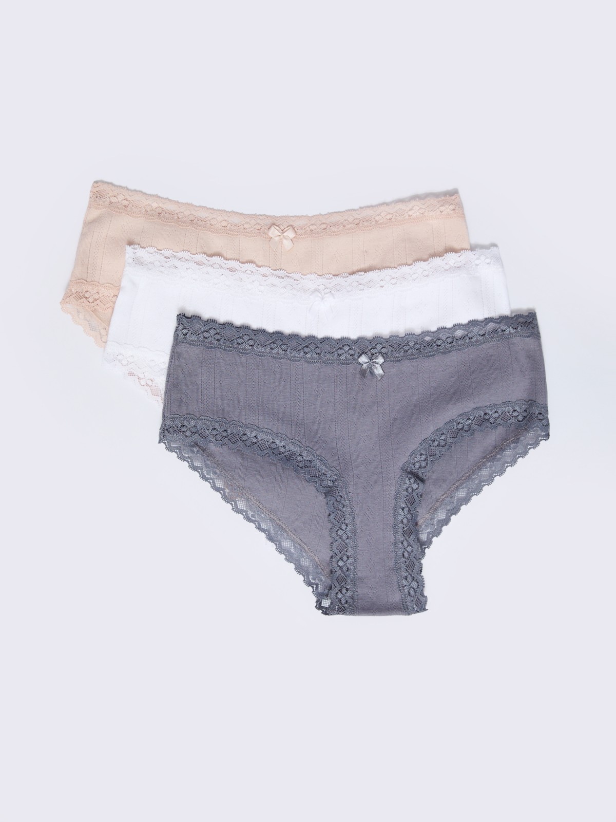 Набор трусов с кружевом 3 шт в комплекте 599₽