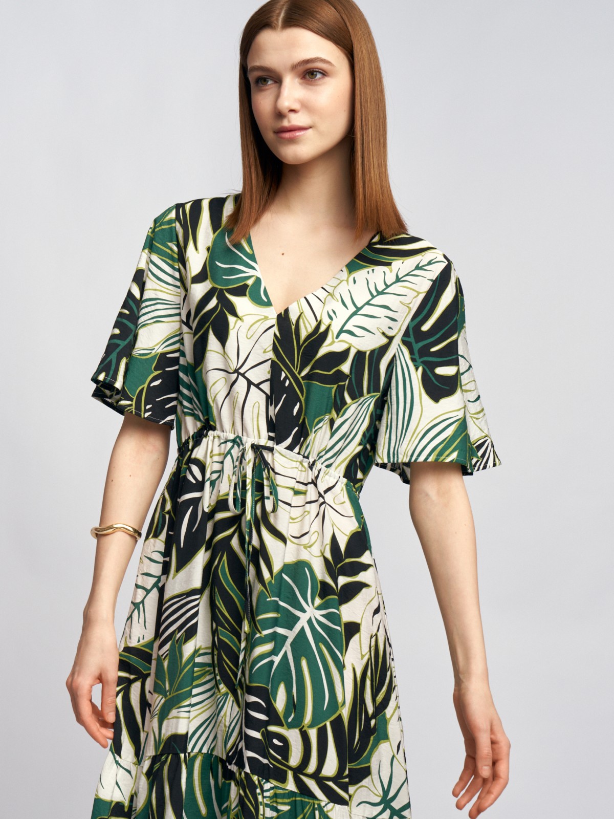 Ярусное платье длины макси с вырезом