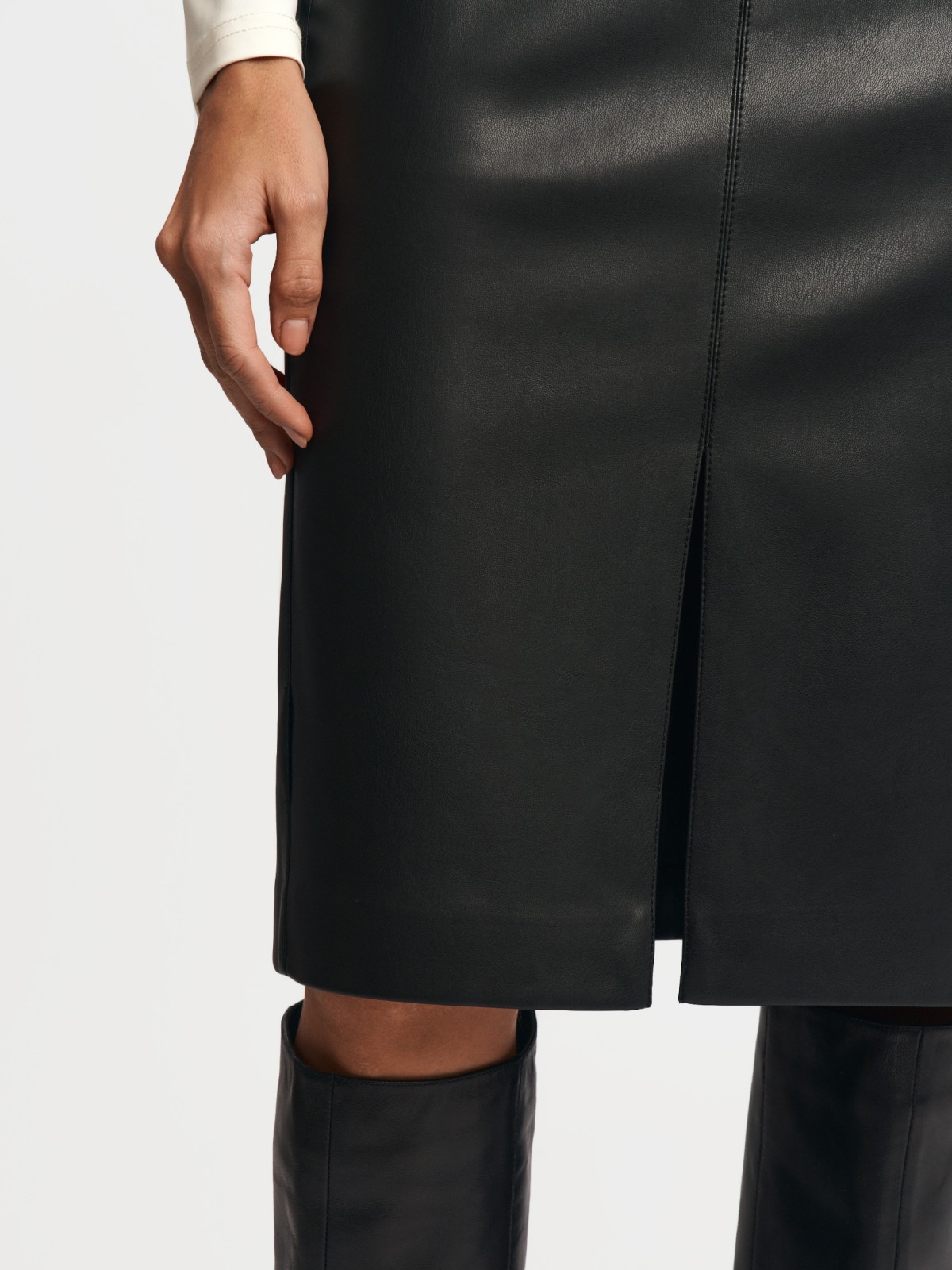 Юбка-карандаш из экокожи с разрезом
