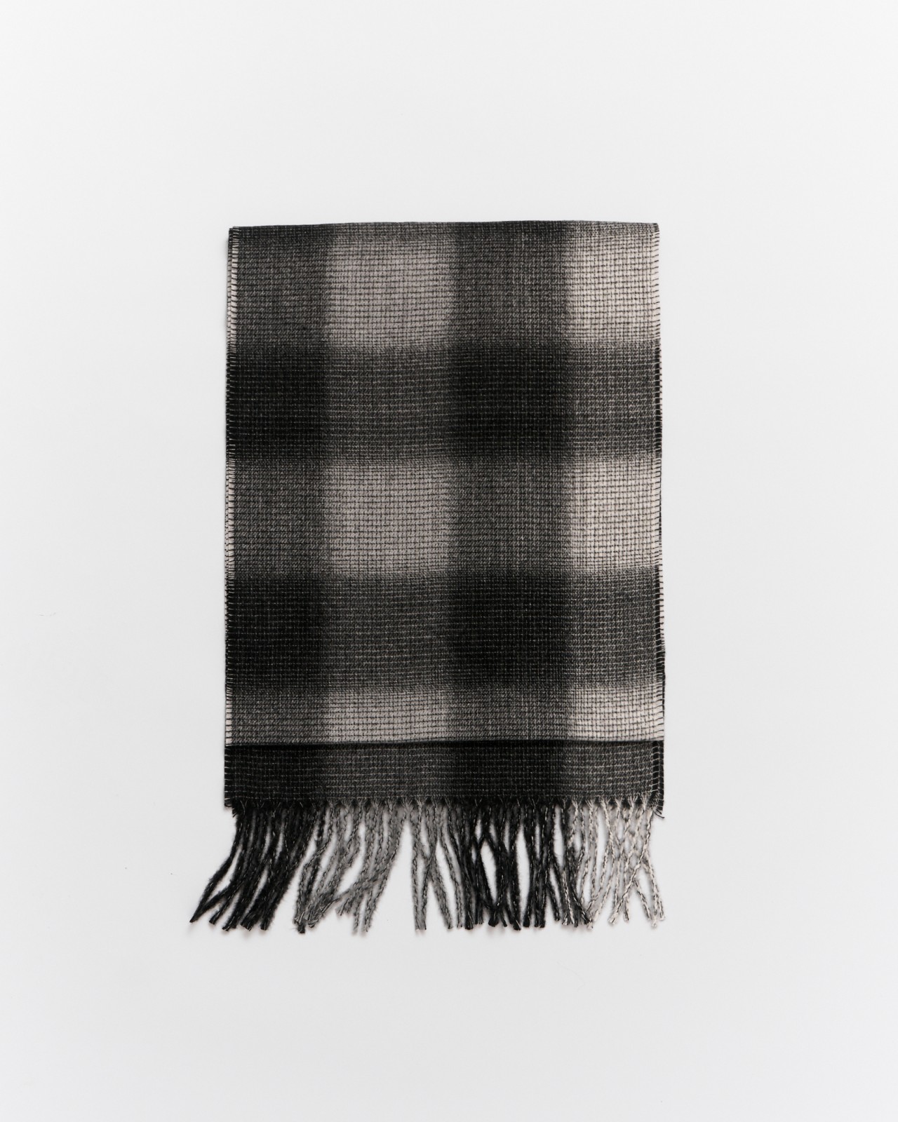 Тканевый шарф в клетку с длинной бахромой