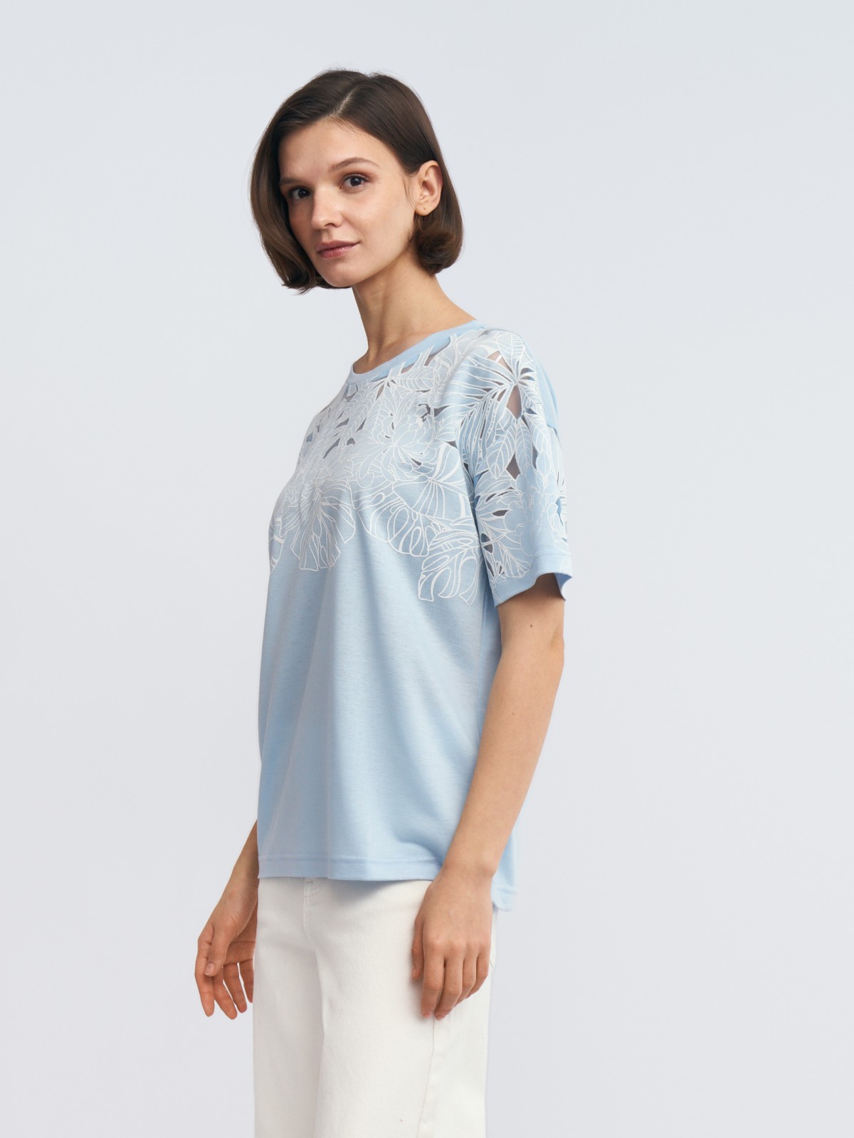 Футболка с ажурным узором на кокетке и рукавах