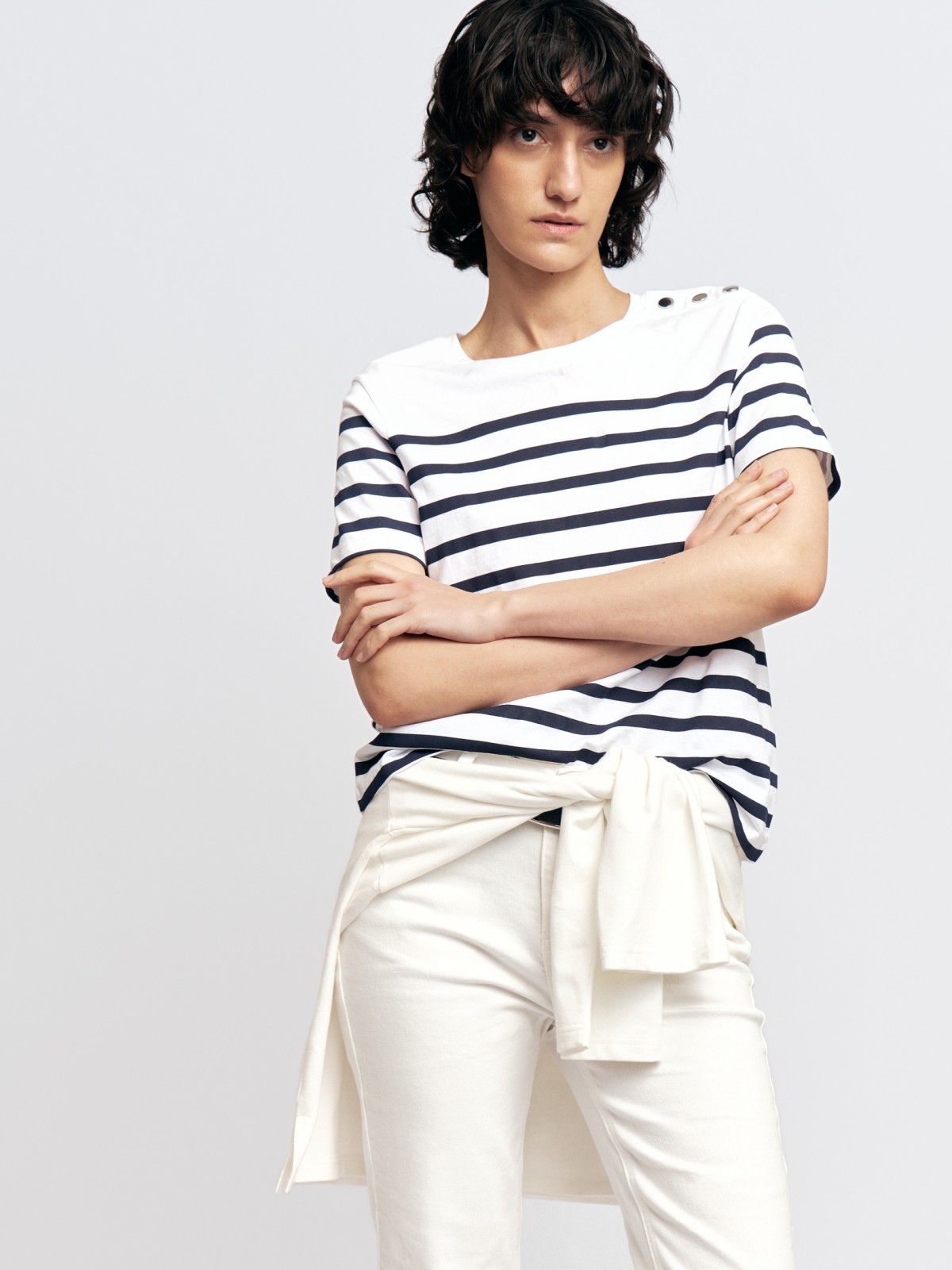 Футболка из хлопка в полоску с металлическим декором