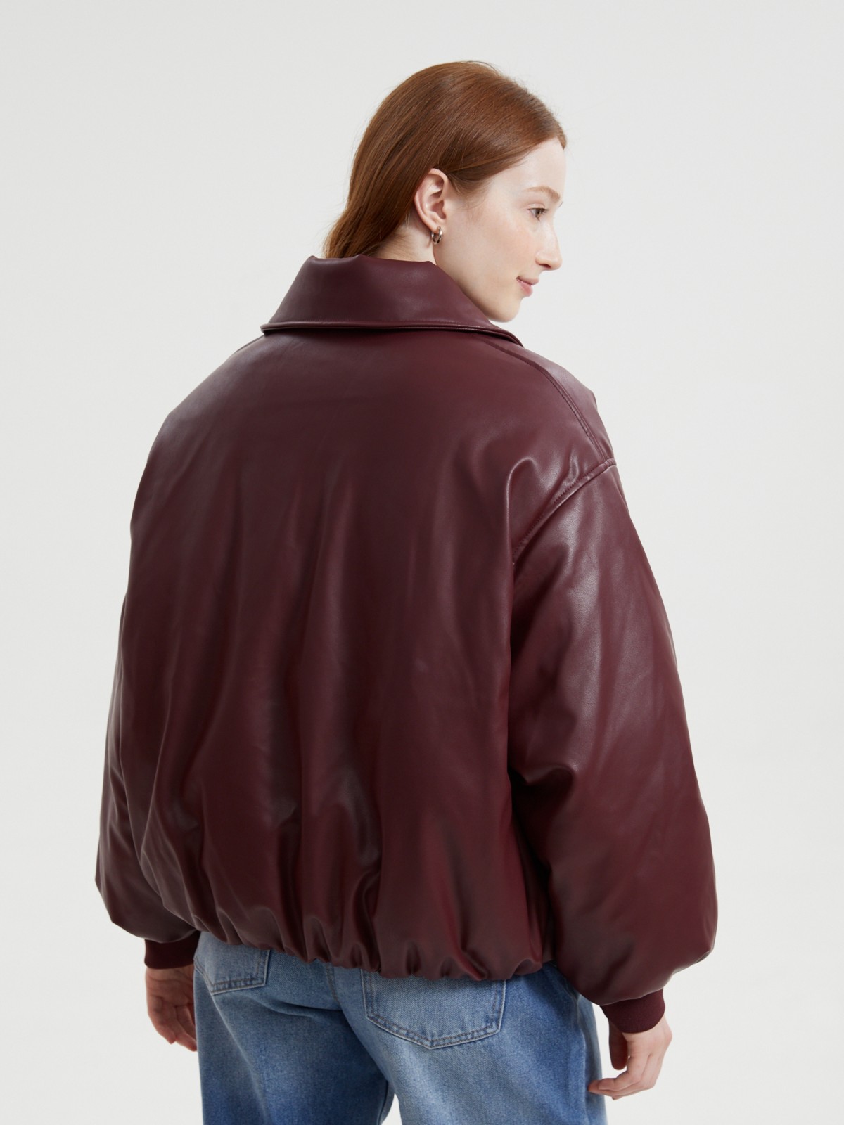 Тёплая короткая куртка-бомбер из экокожи с воротником