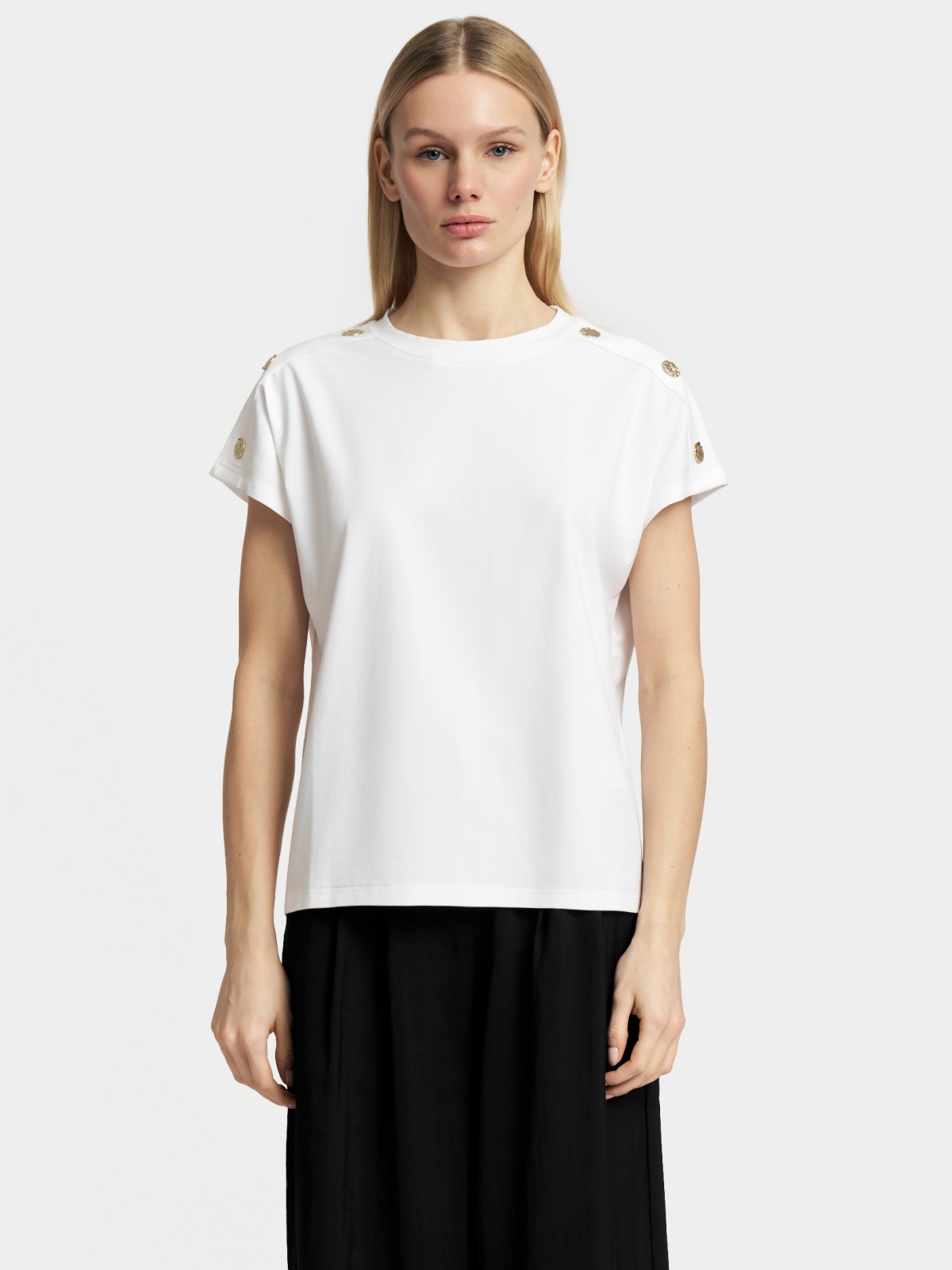 Футболка с металлическим декором