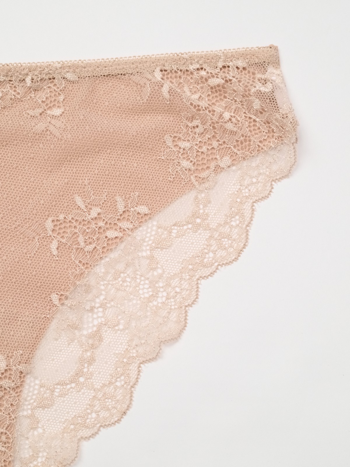 Бесшовные трусы с кружевом