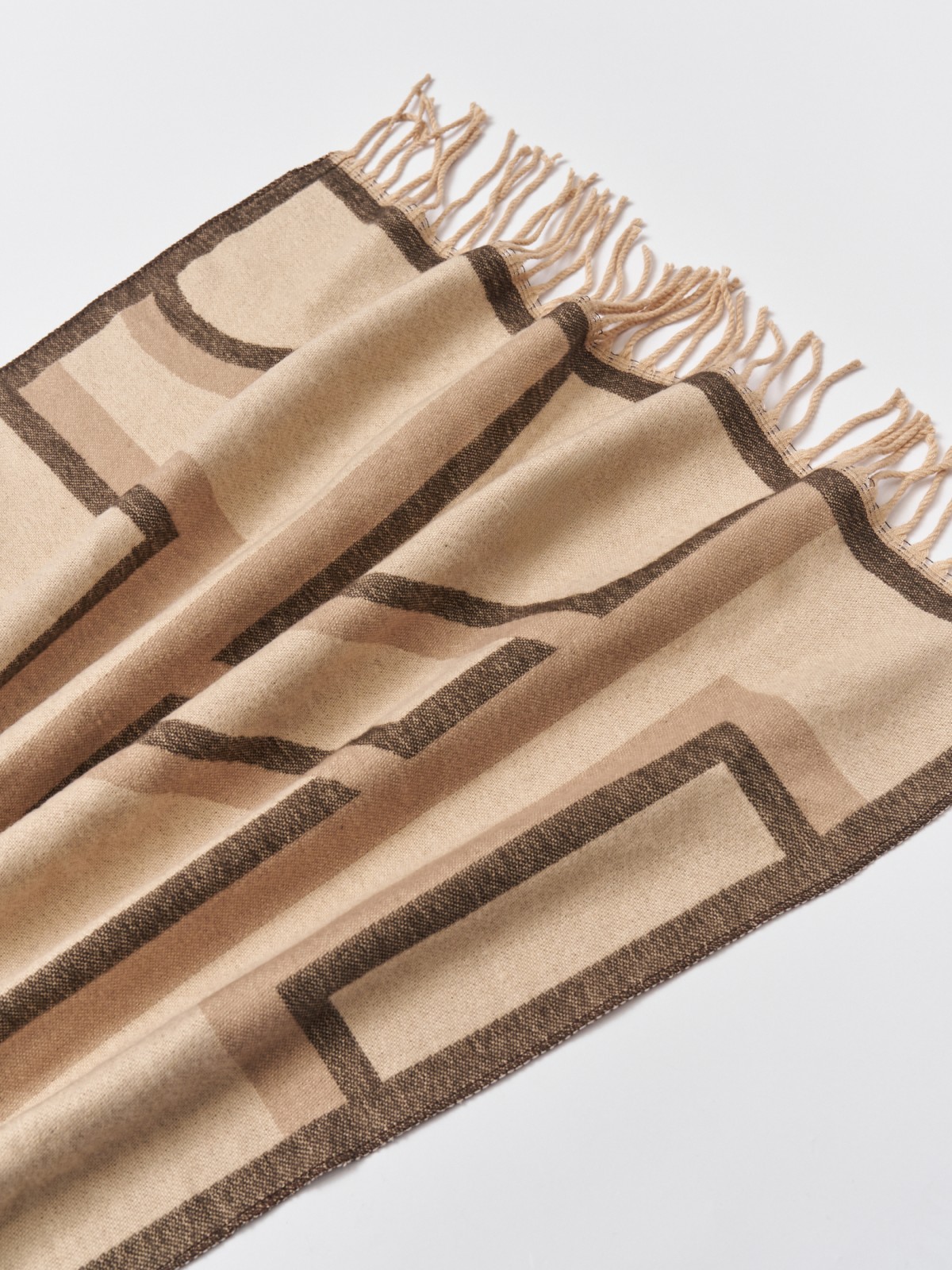 Тканевый шарф с узором и бахромой