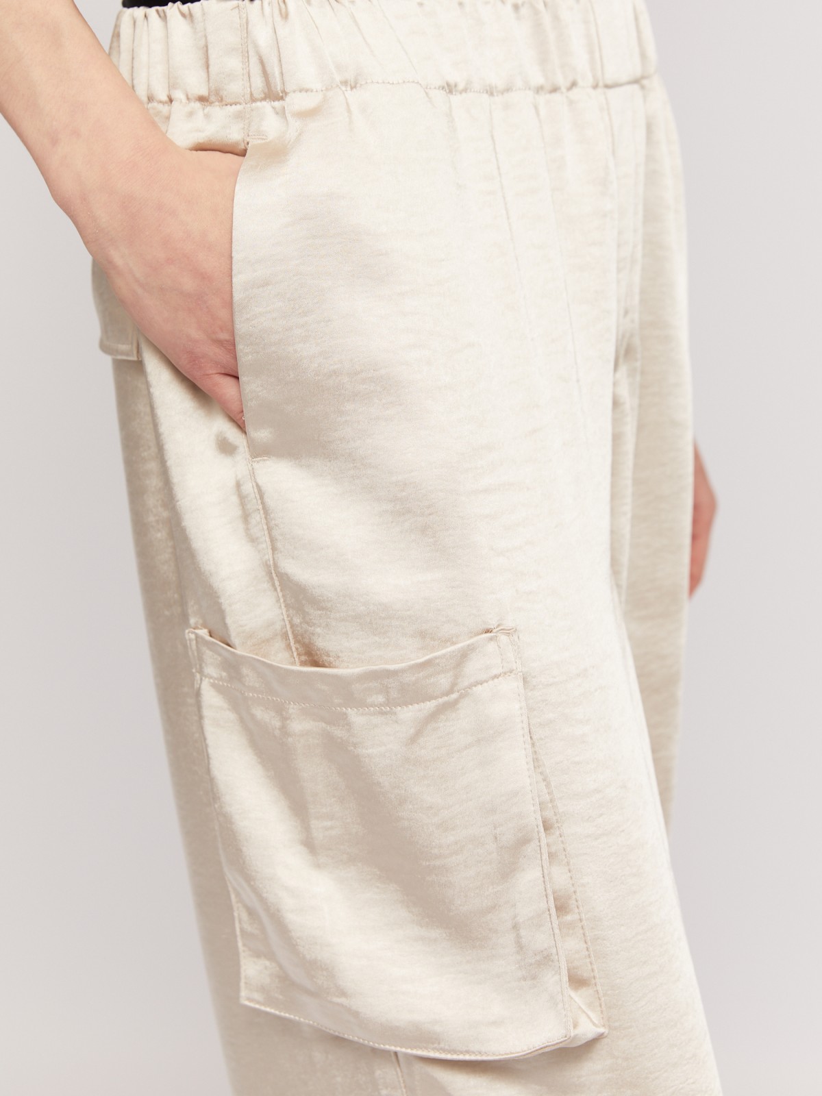Атласные брюки-джоггеры на резинке с карманами карго zolla 02423730L101, цвет молоко, размер L - фото 4