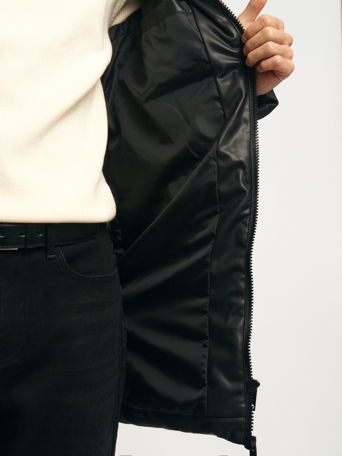 Тёплая куртка из экокожи с капюшоном