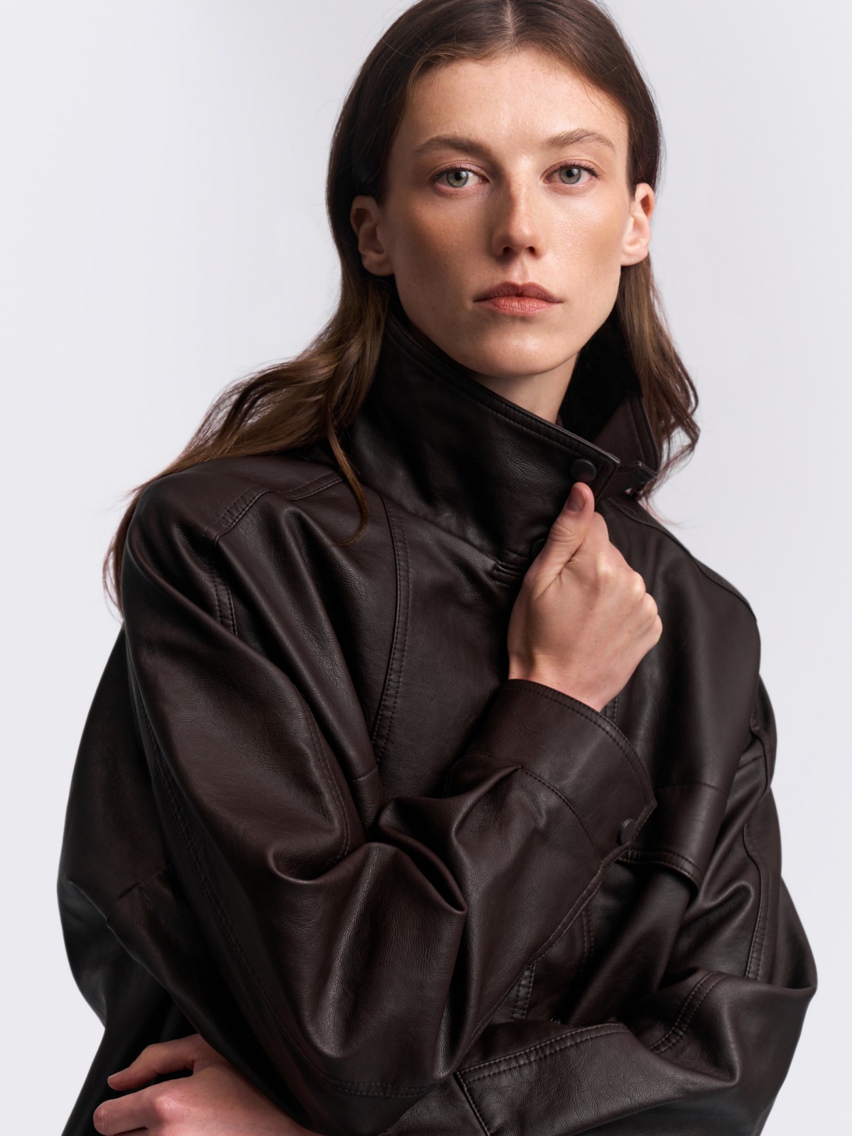 Короткая куртка-бомбер из экокожи с воротником