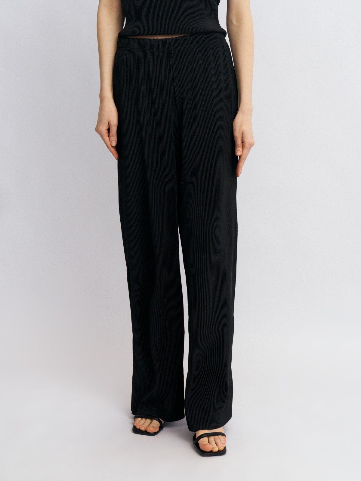 Широкие брюки из фактурной ткани на резинке