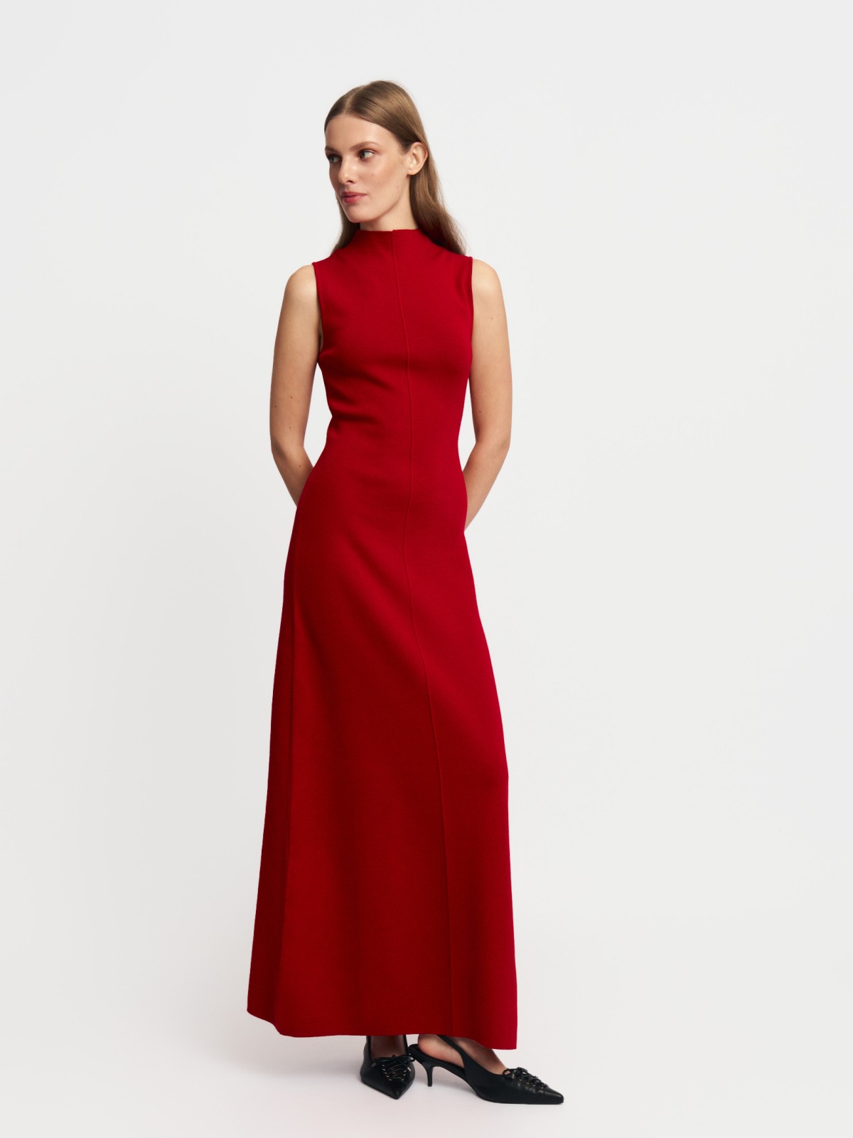 Трикотажное платье макси без рукавов