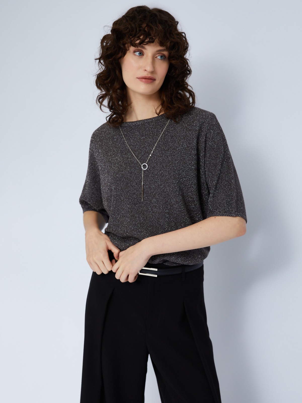 Блестящий джемпер с люрексом и декоративной подвеской