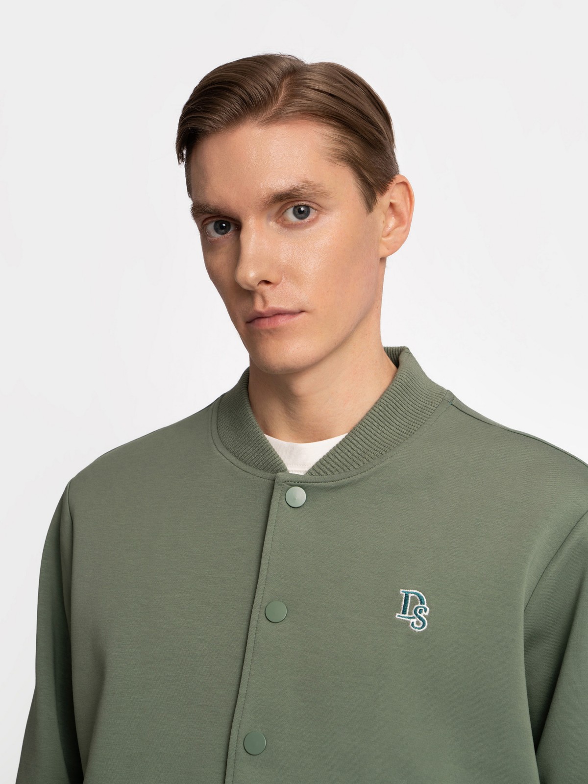 Трикотажный бомбер на кнопках