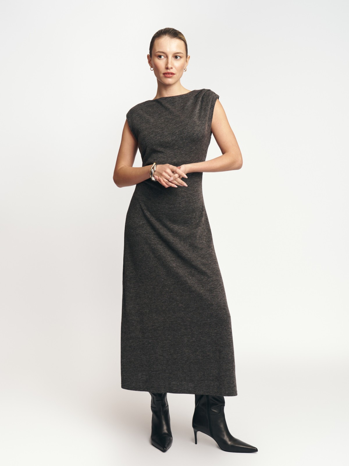 Платье миди без рукавов с драпировкой и разрезом