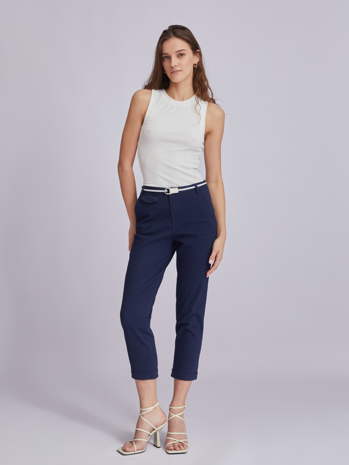 Укороченные брюки-чинос с ремнём